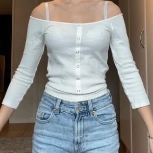 Vit tröja - Vit tröja. Lite genomskinlig men funkar om man har vit bh. Vi löser frakt och sånt på sms (nummer i bio) men köpare står för kostnaden