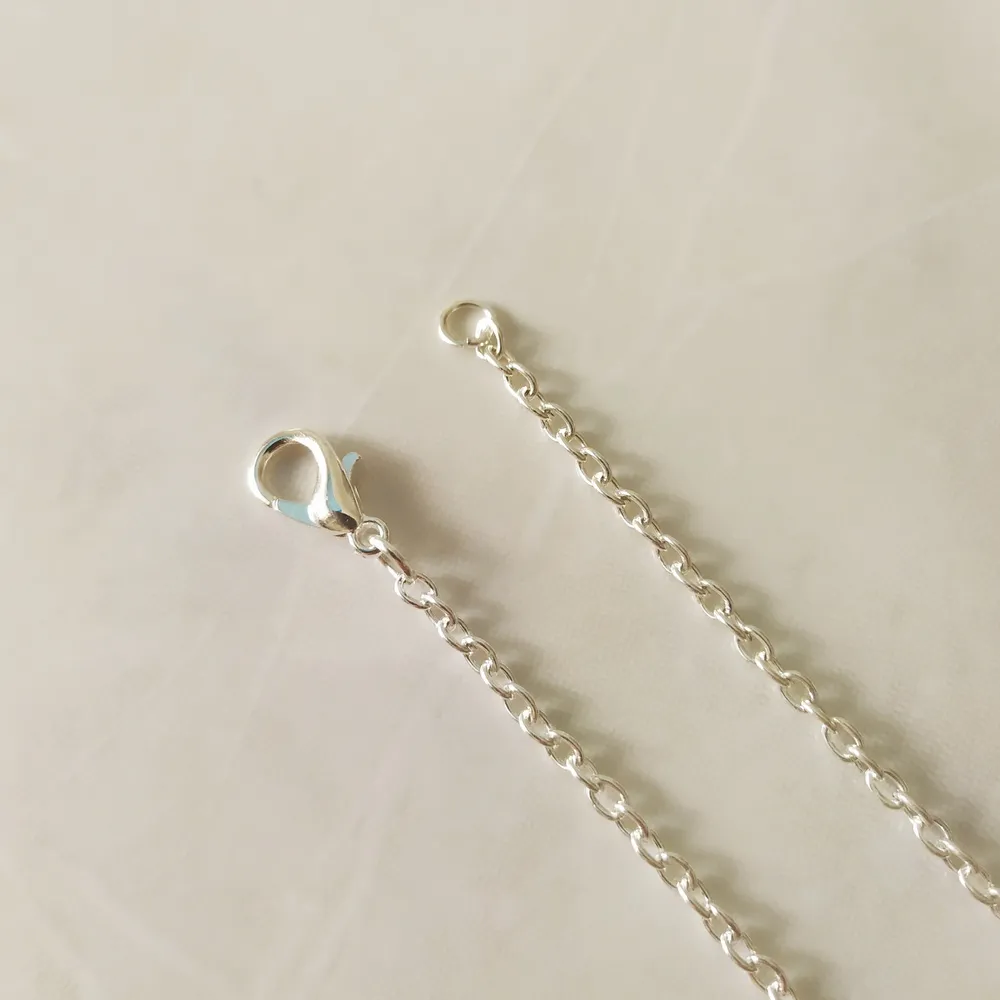 Gratis frakt!  Vackert silverpläterat halsband med vacker berlock. Handgjord i Sverige. Extra klo-lås medföljer kostnadsfritt som reserv.  Levereras i vacker smyckespåse samt i förseglad förpackning.  Välj mellan 71cm eller 60cm i längd.. Accessoarer.