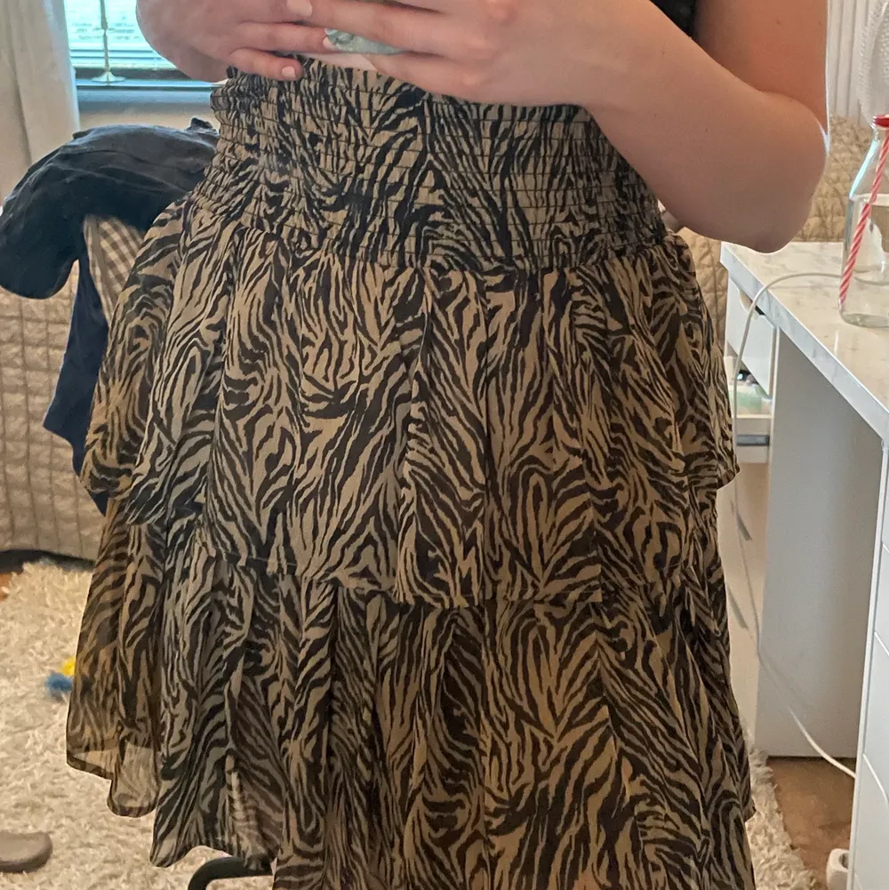 Aldrig använd kjol i brunt zebramönster  med volanger. . Kjolar.