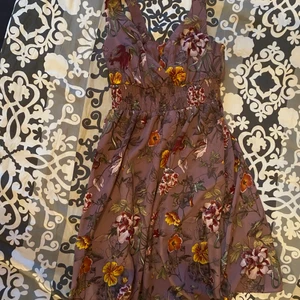 Somrig klänning - Fin klänning från H&M. Så fin och köpt för 3 år sedan men aldrig använd- finns ej i butik. Stretchig runt magen så både S och M kan bära den. Nypris 295 men säljer för 135kr❤️