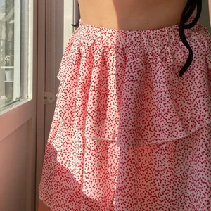 Röd vit kjol - Säljer denna jätte fina kjol som tyvärr inte kommer till användning längre! Storlek M men känns mycket mer som S!