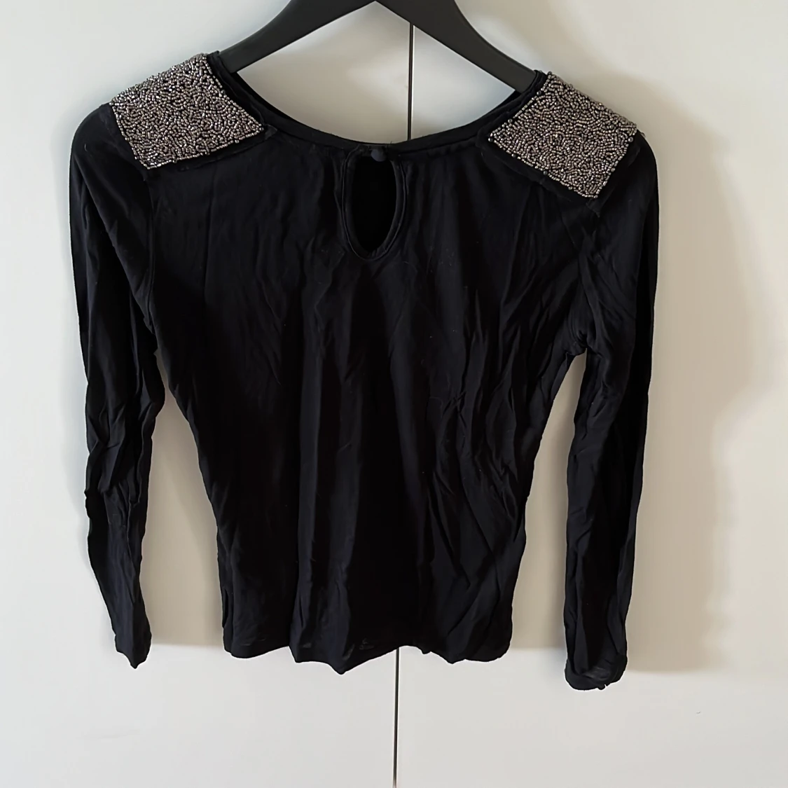 Svart tröja med detaljer på axlarna - 90