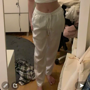 Linnebyxor - Säljer dessa linnebyxor från hm då de ej kommer till användning. Passar en XXS om man vill ha oversized look som på bilden, men passar också xs/s om man vill att de ska sitta lite tajtare. Köparen står för frakten 💕