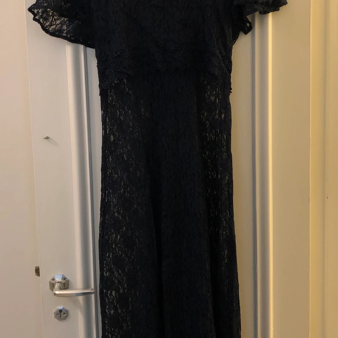 Genomskinlig spetsklänning med knyt i ryggen - 91