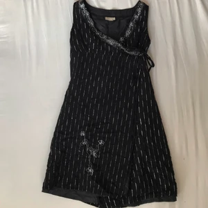 90s klänning  - Vintage wrapklänning, svart med silverdetaljer ♡ Skriv helst innan du köper, är villig att diskutera pris och ställ gärna frågor ♡