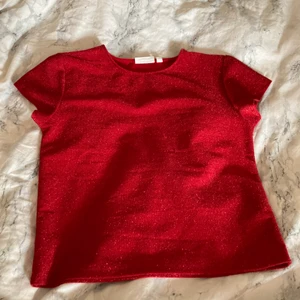 Glitter T-shirt - Säljer denna fina glitter tröjan pga att den är aldeles för liten, har inga hål fläckar osv❤️ köpare står för frakt 🚚 