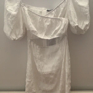 Vit klänning - Helt oanvänd klänning i storlek xs/s från prettylittlething 
