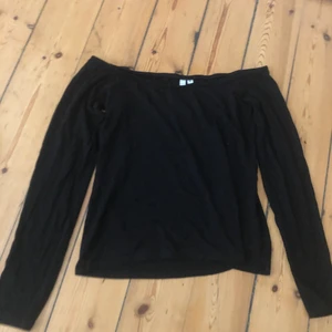 Off shoulder tröja - Svart basic off shoulder tröja