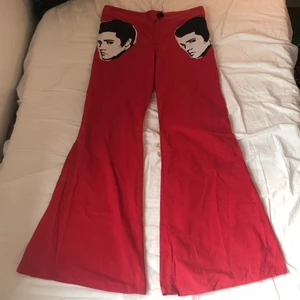 Röda flares med Elvis fickor - Röda flares jag sytt av material köpta på secondhand! Väldigt luftiga och perfekta till sommaren! Elvis Presley som fickor 😎