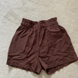 Bruna tygshorts - Bruna oanvända tygshorts. Perfekta till sommaren, sitter lite oversized på mig som vanligtvis har 34💞frakt tillkommer. Från Na-Kd, bara att höra av sig vid frågor✨