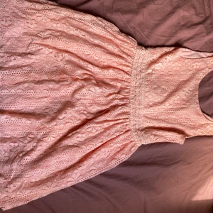 Klänning  - Säljer min rosa klänning. För att den är för liten för mig. Den är använd en gång.