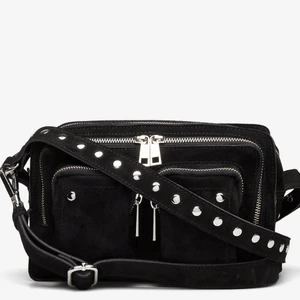 NuNoo väska  - Säljer min svarta NuNoo väska, modellen heter Ellie New Suede. Tillkommer två olika längder på rämar. Storlek One size. Inköpspris: 1 399kr, säljes för 300kr + 66kr spårbar frakt (366kr totalt)