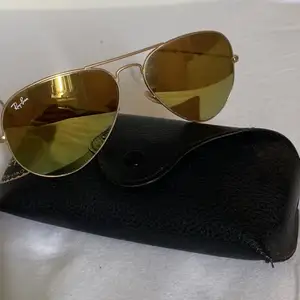 Använda ett fåtal gånger. Guld Ray-Ban aviators 