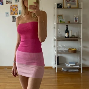 Tubtop klänning rosa - Stretchig kort klänning i ribbat material. Väldigt skön och stretchig, aldrig använd 