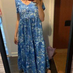 Somrig klänning  - Jättefin och somrig klänning 🌺🌺🤩