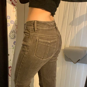 Lågmidjade jeans  - Lågmidjade grå/bruna jeans som inte används då det är lite för stora för mig. Knappt använda & bra kvalitet 