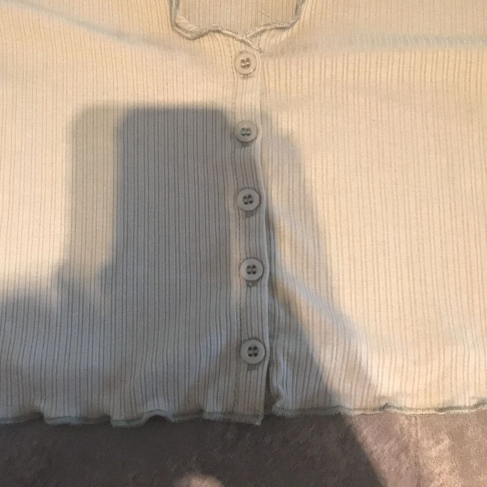 Säljer denna tröjan/ toppen från SHEIN anvönd 1 gång finns inga fläckar.. Toppar.