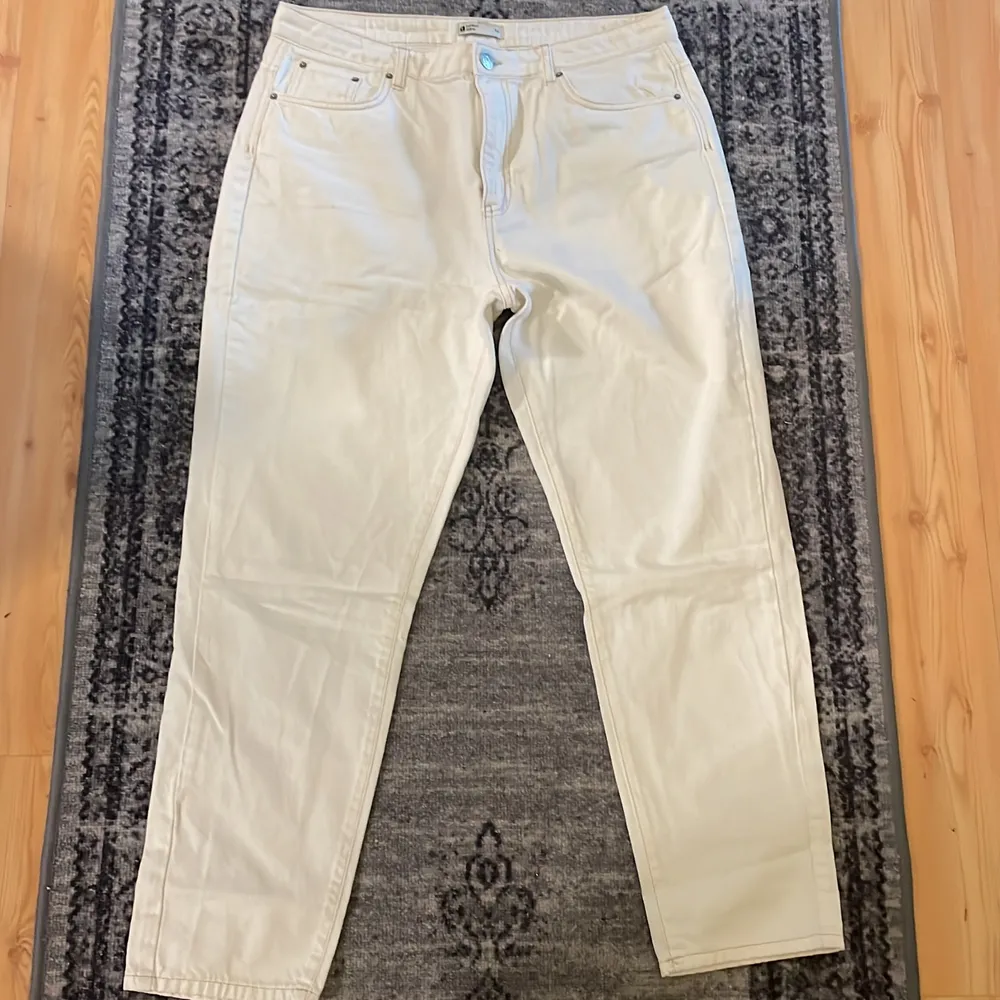 Helt nya vita jeans från Gina som bara har använts  en gång. . Jeans & Byxor.