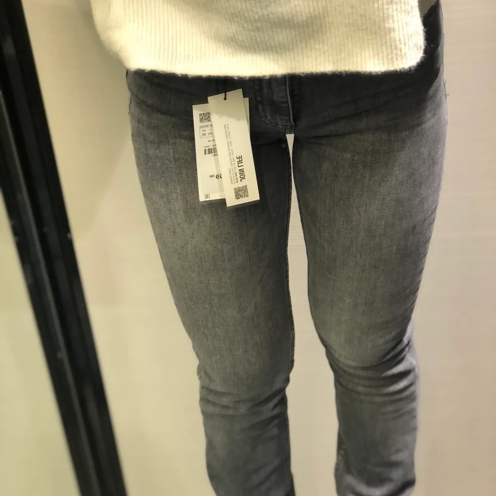 Säljer nu mina Zara jeans med slits pågrund av att dem längre inte kommer till användning. . Jeans & Byxor.