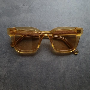 Chimi 004 - INTE sålda!! Tryck inte på köp nu!! Chimi solglasögon i modellen 004. Färgen är Mango. Nästintill aldrig använda, inga defekter. Vid stort intresse öppnas budgivning. Om du har en fråga eller vill ha fler bilder kan du skicka ett meddelande 😊