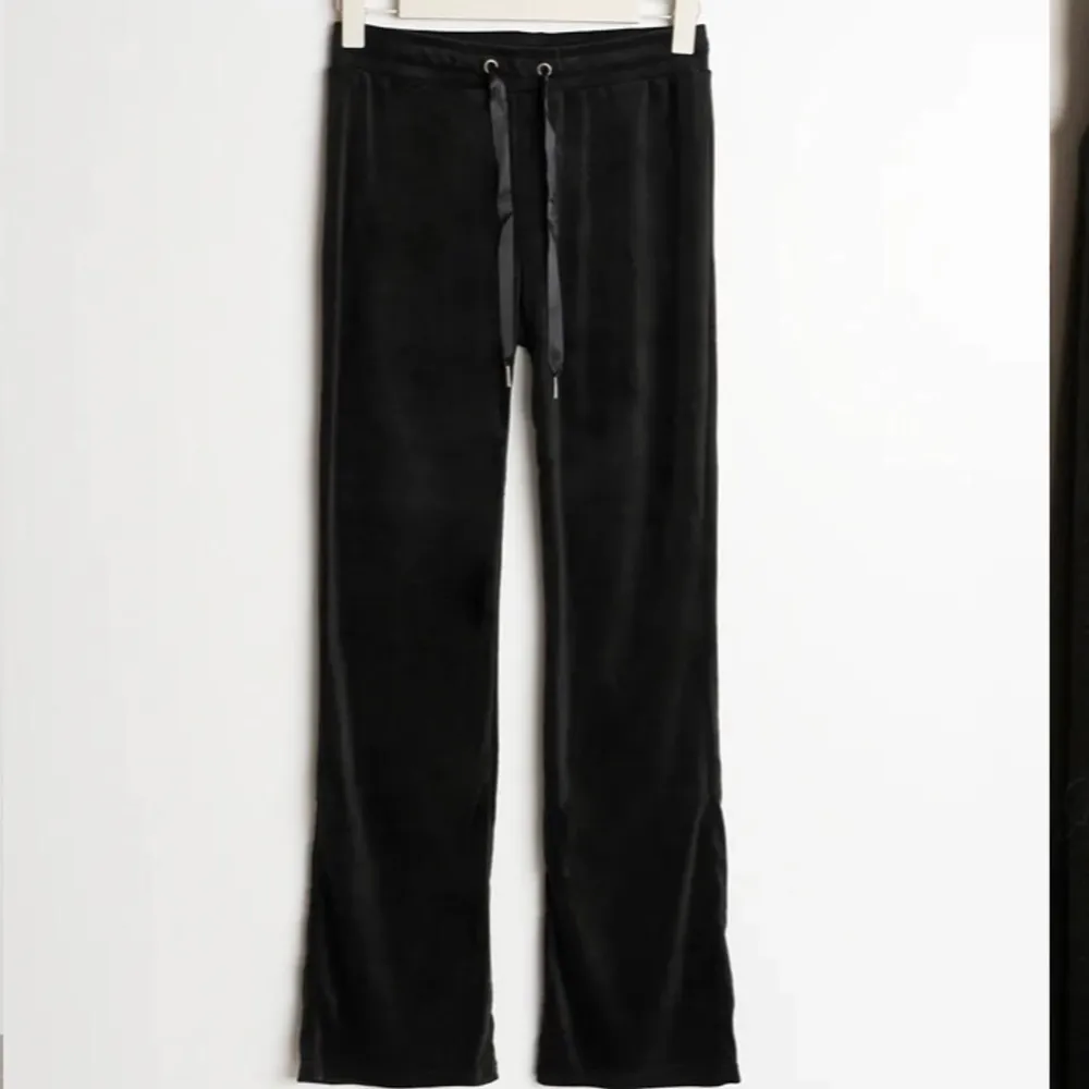 Så sköna svarta utsvängda mjukisbyxor i fint skick. Modellen på byxorna heter ”Cecilia velour trousers” och är från Gina Tricot. Sitter perfekt på mig som vanlogtvis har stl S.. Jeans & Byxor.