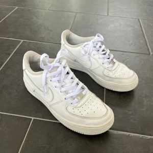 Nike air force  - Vita Nike air force i storlek 38,5 men stora i storleken så de sitter som en 39/39,5. Endast använda fåtal gånger så de är i väldigt bra skick. 500kr