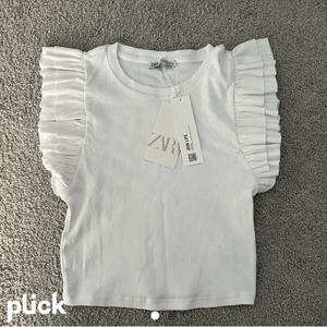 Zara volang topp - Säljer denna superfina zara topp i storlek M! Väldigt populär och jätte fin 