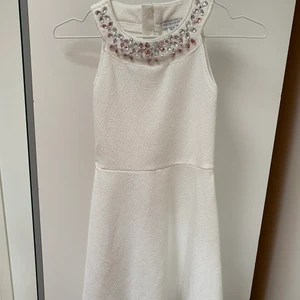 Klänning - En jättefin och somrig barnklänning i nyskick. 