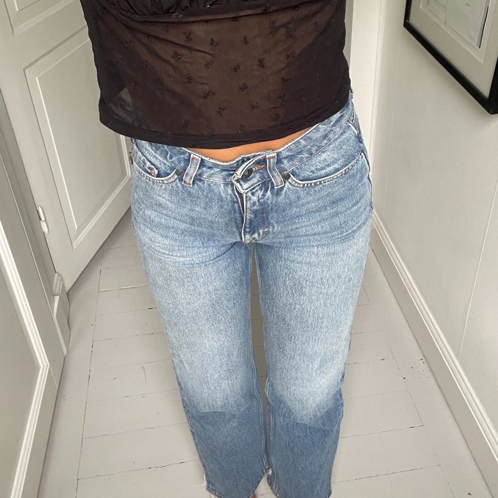 Skitsnygga jeans från tiger of Sweden med sliten detalj längst ner på byxbenet. Säljer då dessa är för små för mig! Frakt tillkommer och betalning sker via swish 💗. Jeans & Byxor.