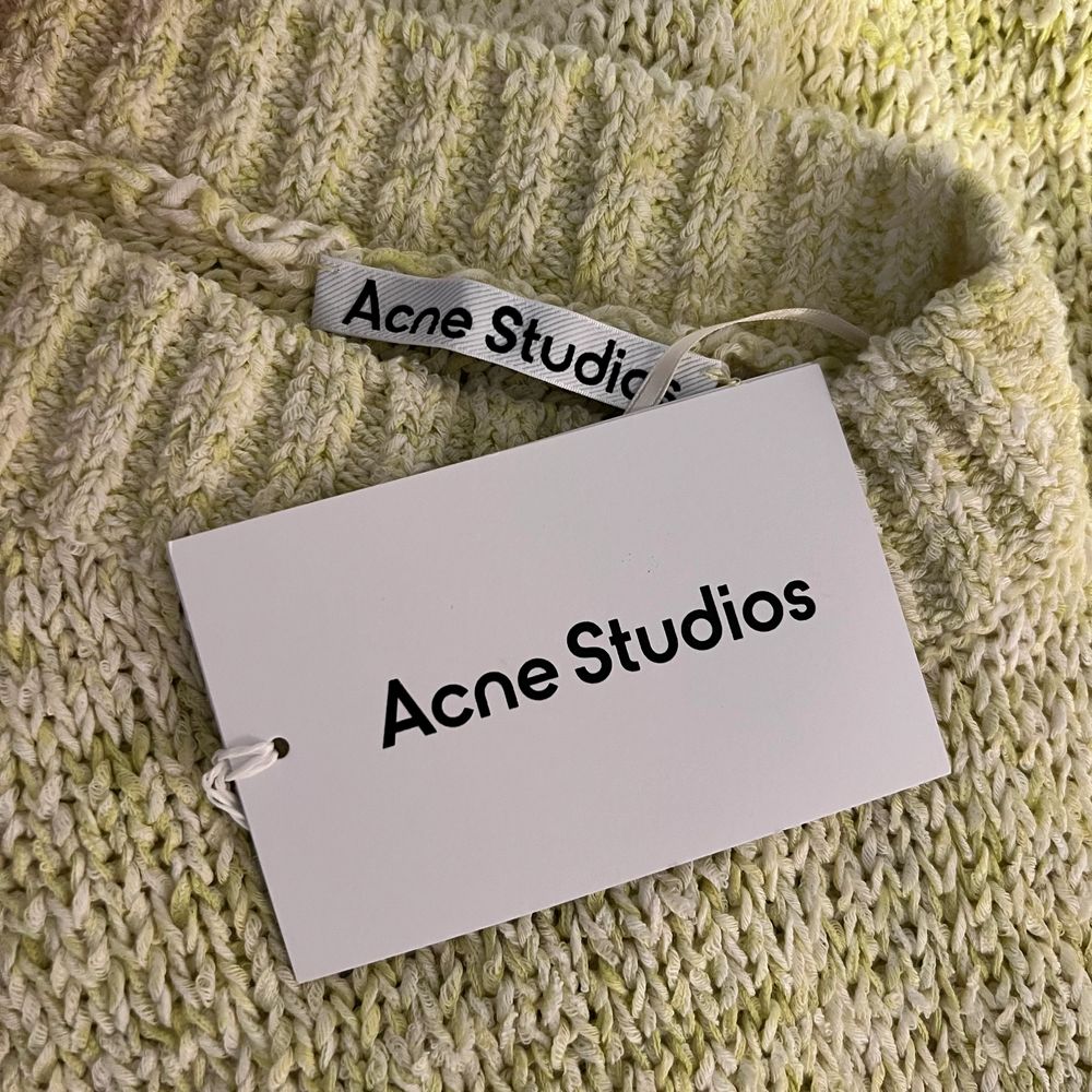 Fin stickad klänning från Acne studios - endast testad hemma. Lappen sitter kvar🌼. Klänningar.