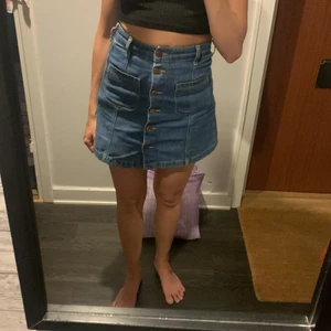 Jeanskjol - Jeanskjol från HM. Har älskat den i flera år men dags för den att hitta en ny ägare :)