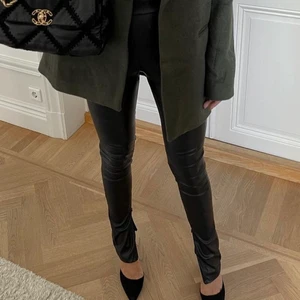 Zip Läderbyxer Lojsan Wallin X Bubbleroom - Supersnygga fejkläderbyxor i storlek S från Lojsan Wallins kollektion med bubbleroom. Knappt använda, i mycket bra skick! Lånade bilder från Lojsans Instagram💕