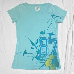 Härlig sommar topp med tryck - Super söt topp med tropiskt tryck! Barnstorlek (146-152) Men passar mig som har S och även XS! Köparen står för frakt. (Frakt pris varierar beroende på vikt och om du vill ha spårbart eller ej!). 💕💕