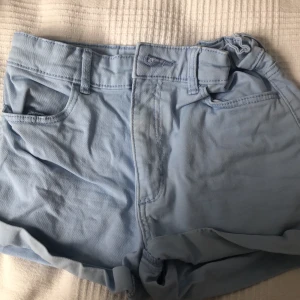 Blåa shorts - säljer detta par shorts pga att de är för små❤️