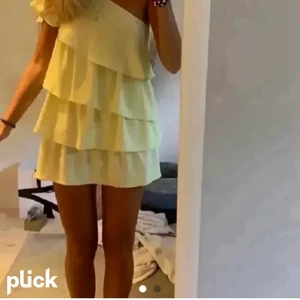 Zara klänning - Säljer min gula zara klänning som aldrig är använd och har lappen kvar. Kontakta mig för fler bilder!