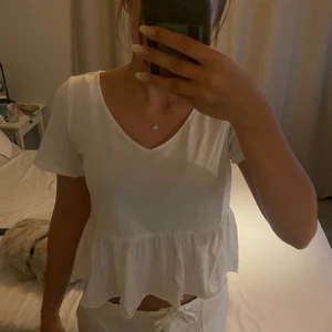 volang topp - Superfin, nästan oanvänd topp med volang!  Skickar spårbarfrakt 📦 