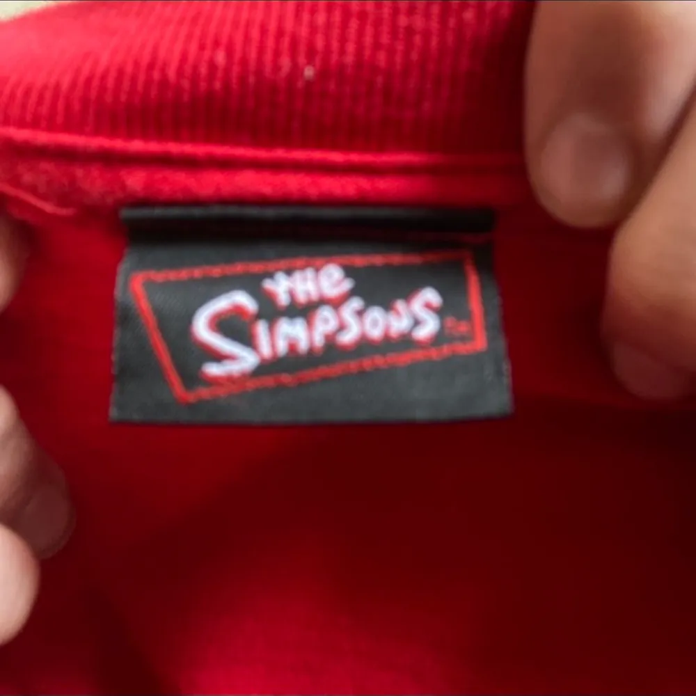 röd simpsons t-shirt, det står ingen storlek men skulle säga att det är xs-s. gör gärna paketpris :) . T-shirts.