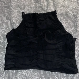 Topp från H&M  - Ny topp från HM i storlek S Reglerbara band och stretchigt material i ryggen för bättre passform.”Skrynklad” i fram som gör att man får en fin form. Bekväm Säljes pga: För liten storlek Bild på gå att få vid seriöst intresse🥰