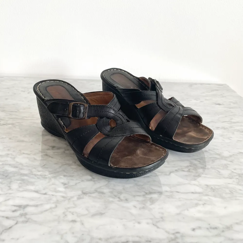 Vintage 00s Y2K real leather square toe wedges mules in black  Brand: Hush Puppies. Some marks and scratches, but nothing major. Label: 6, fit best size 38. I have size 38 and they fit me perfectly. Heels: 8 cm. No returns.. Skor.