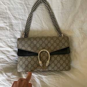  Gucci Dionusys väska i small. Väskan köpt på Gucci i Milano 2017 och nypris ligger på 26000 SEK. Låset i min väska har gått sönder och medföljer ej, det finns också en del slitage på grund av användning. PRIS KAN DISKUTERAS VID SNABB AFFÄR🫶🏻
