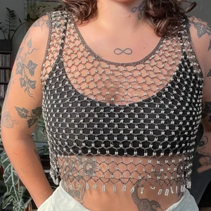 Pärltopp - Fin topp med små pärlor på, köpt på humana men aldrig använt! Oklar storlek jag är M och den sitter fint!