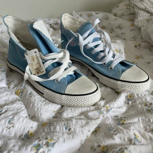 Ljusblåa converse helt oanvända💕 - Höga converse helt oanvända 