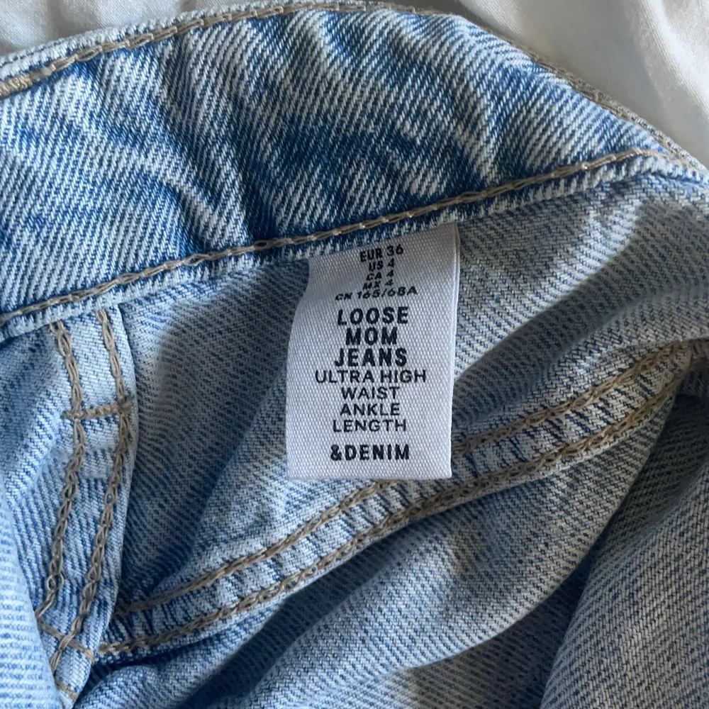 Ett par blåa mom jeans i storlek 36. Använda ett par gånger. Om du är intresserad kontakta mig❤️👊🌷. Jeans & Byxor.
