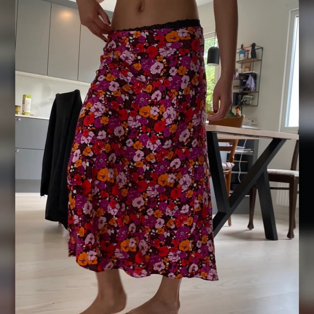 SUPERFIN blommig lågmidjad kjol (köpt på plick) som tyvärr var lite för stor i midjan för mig, därför säljer jag vidare den:(  Jättefint skick och verkligen sååå fint mönster!!  Jag är 163 som preferens🥰. Kjolar.