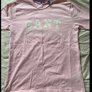 Gant T-shirt - Säljer en T-shirt från Gant.  Använd 2 gånger och är i bra skick. Säljer för 100 kr (+frakt) Storlek 158-164 (XS)