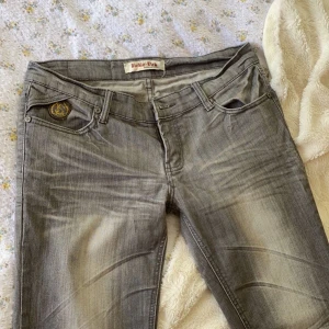 Gråa låga jeans - Superina grå lågmidjade jeans, säljer då jag inte använder dem💗vet inte exakt vilken storlek det är men skulle säga S/M Jag står inte för postens slarvfel eller för frakt