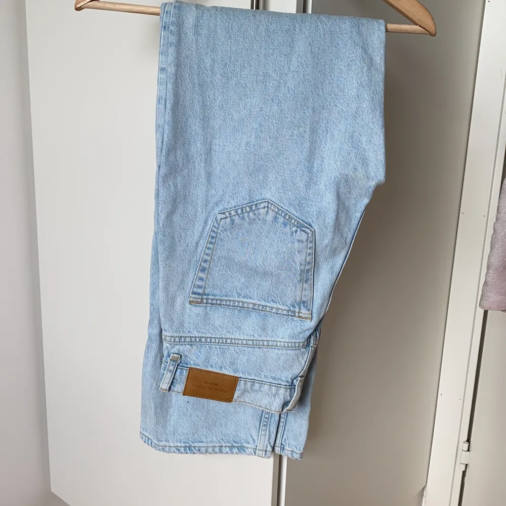 90’s highwaist jeans från GinaTricot i storlek 34. Ljusblå med slits i benen. Använda ca en gång pga för små redan när jag köpte dem hehe🙃Alltså i nyskick.🤗. Jeans & Byxor.