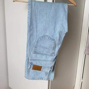 90’s highwaist jeans från GinaTricot i storlek 34. Ljusblå med slits i benen. Använda ca en gång pga för små redan när jag köpte dem hehe🙃Alltså i nyskick.🤗