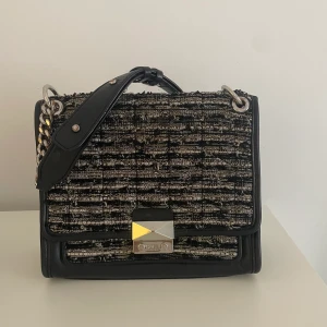 Handväska, Karl Lagerfeld  - Fiiin, svart väska från Karl Lagerfeld💖