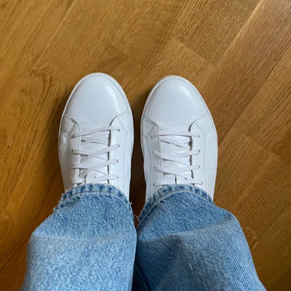 Vagabond skor i storlek 39, har ett märke på ena skon som syns på andra bilden. Annars är dem knappt använda.. Skor.
